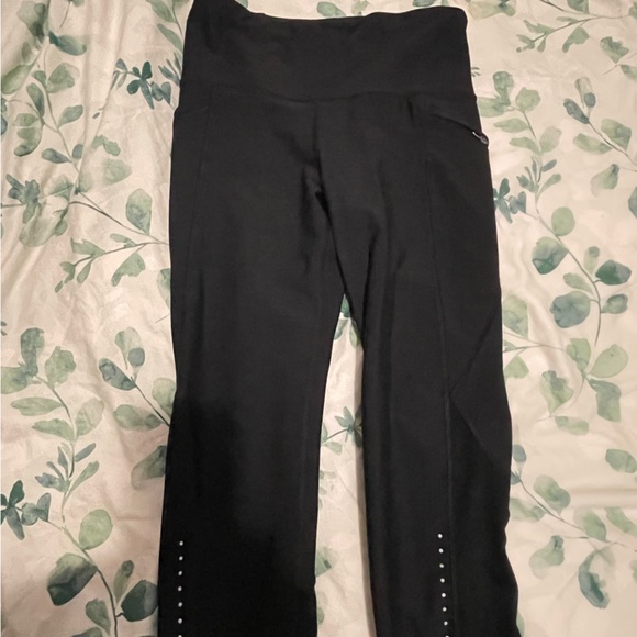 Old Navy High Rise Cropped Leggings. Excellent used condition - Picture 2 of 6